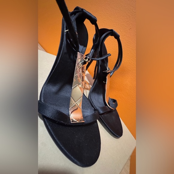 Burberry Irvington Black and Gold Women's sandals Shoes size 40 - Picture 5 of 16